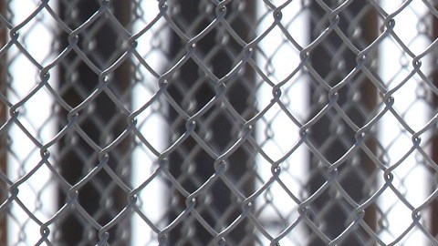 Los inmigrantes que llegan a la frontera sin una cita son rechazados por agentes fronterizos.