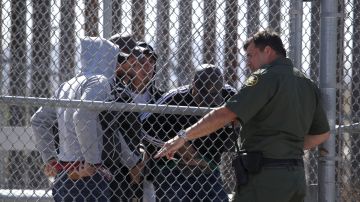 Los inmigrantes que llegan a la frontera sin una cita son rechazados por agentes fronterizos.