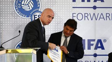 El presidente de la FIFA Gianni Infantino (L) sigue de cerca la situación de Fesfut.