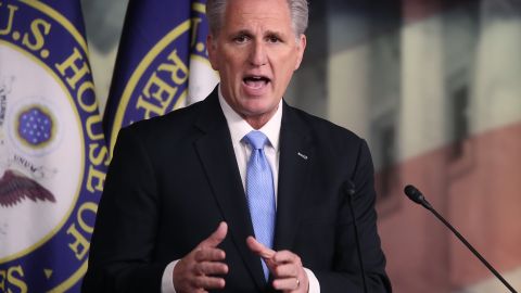 Kevin McCarthy sugiere que acusación contra Trump sirve para "desviar la atención" de la investigación sobre la familia Biden