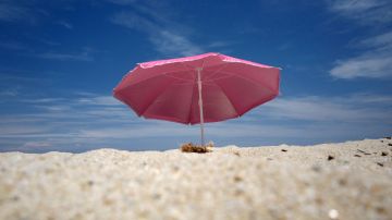 Una sombrilla atravesó la pierna de una mujer que se relajaba en una playa de Indiana.