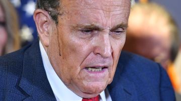 Giuliani habla con la prensa sobre varias demandas relacionadas con las elecciones de 2020, mientras suda lo que parece ser tinte para el cabello.