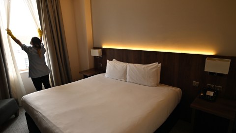 Las víctimas de trata de personas pueden estar trabajando en servicios de limpieza u otros sectores.