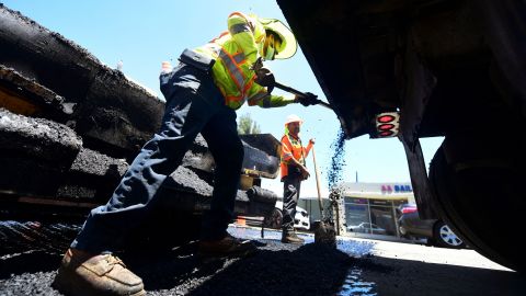 Hay estados, como California, que tienen políticas en temporada de calor para quienes laboran al aire libre.