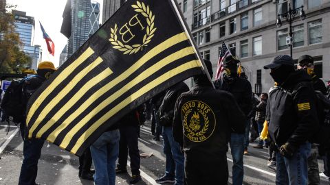 Miembros de Proud Boys en una manifestación.