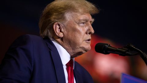 El expresidente Donald Trump acuerda pagar una fianza de $200,000 en Georgia.