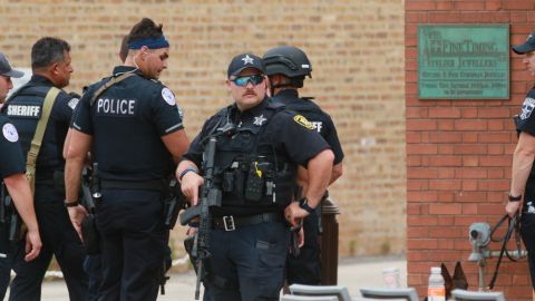 Policías en escena de tiroteo en Highland Park