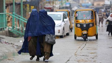 Los talibanes afirman que la prohibición se debe a que las mujeres no respetan la "forma correcta" de llevar el hijab.