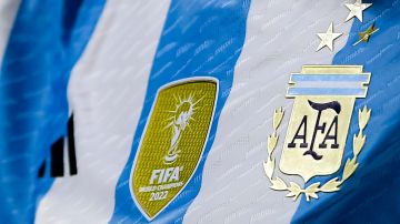 Camiseta de la selección argentina con el escudo y sus tres estrellas luego de ganar el Mundial de Qatar 2022.