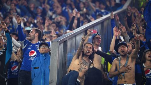 Fanáticos de Millonarios durante la final del fútbol colombiano ante Atlético Nacional.