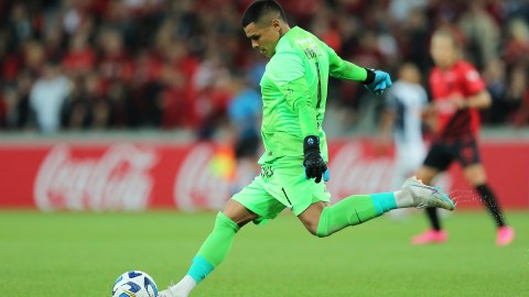 Ángelo Campos durante un encuentro ante Athletico Paranaense por Copa Libertadores.