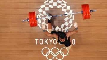 Un levantador de pesas iraní compite en los Juegos Olímpicos de Tokyo 2020.