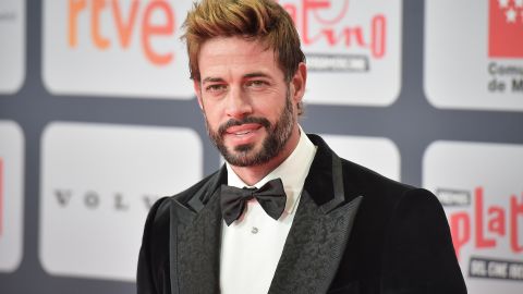 William Levy comparte la noticia con sus seguidores.