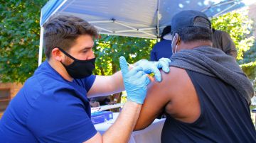 Autoridades de salud urgen a latinos a vacunarse contra Covid-19.
