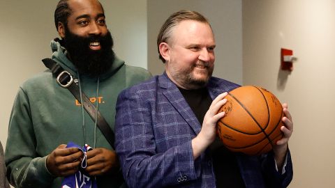 James Harden junto a Daryl Morey, presidente de los 76ers.