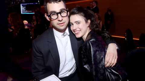 Jack Antonoff y Margaret Qualley en los Grammy 2022.