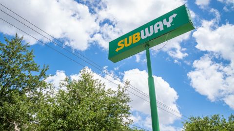 El brutal ataque se registró en un Subway de San Luis Potosí, México.