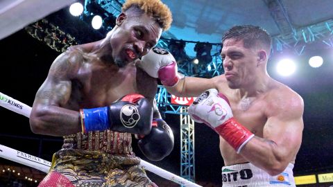 Jermell Charlo se perfila como el favorito en el combate contra el Canelo Álvarez para los boxeadores veteranos.