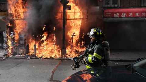 Más de 100 bomberos combatieron las llamaradas.