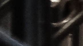 El oficial golpeó a una mujer que amenazaba con un arma en la calle.