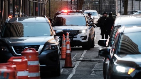 El oficial golpeó a una mujer que amenazaba con un arma en la calle.