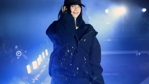 Billie Eilish actuando en el festival Coachella 2023.