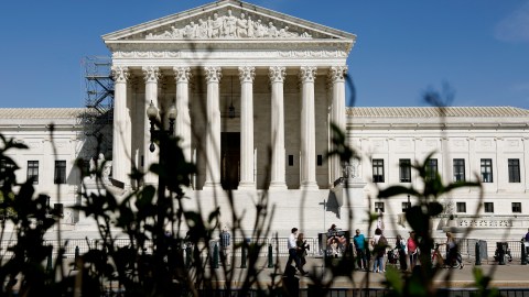 Mujeres en Texas que tengan embarazos con complicaciones estarán exentas de la prohibición estatal del aborto