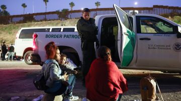 Migrantes varados en la frontera con Estados Unidos.