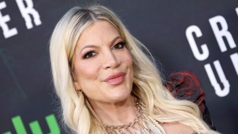 Tori Spelling está viviendo en una casa rodante.