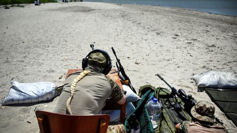 Los rusos construyeron un complejo de lujo frente al mar en una ciudad que destruyeron.