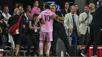 Tata Martino abraza a Lionel Messi luego de la goleada del Inter Miami 4-0 ante Atlanta United.