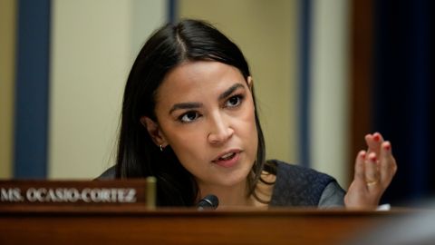 Alexandria Ocasio-Cortez critica las políticas migratorias de Joe Biden: "Tenemos neoyorquinos que quieren emplear migrantes"