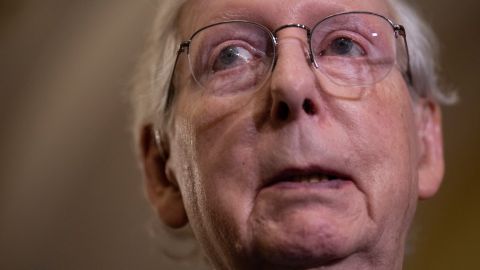 Video: el senador Mitch McConnell vuelve a "congelarse" en una rueda de prensa