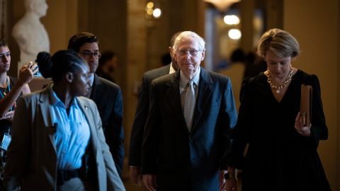 Médico del Capitolio de EE.UU. confirma que Mitch McConnell puede seguir trabajando