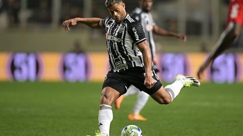 Hulk al momento de ejecutar el tiro libre para Atlético Mineiro.