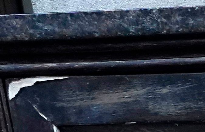 Cientos de migrantes duermen en fila temprano para ser ubicados en el centro de admisión del Hotel Roosevelt.