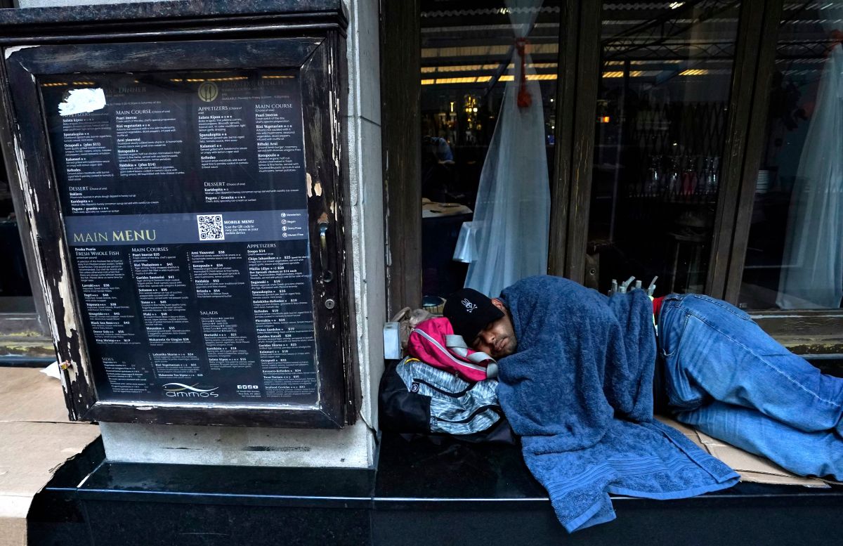 Cientos de migrantes duermen en fila temprano para ser ubicados en el centro de admisión del Hotel Roosevelt.