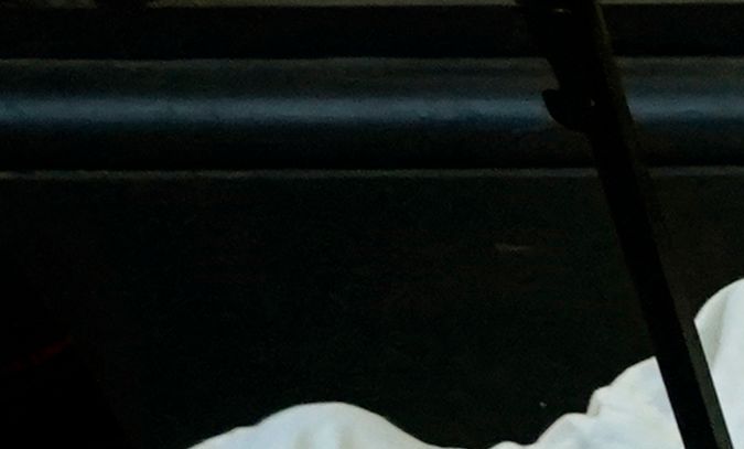 Migrantes duermen afuera del Hotel Roosevelt mientras esperan ser ubicados en algún refugio o centro para migrantes en Nueva York.