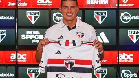 James Rodríguez posa con la camisa del Sao Paulo durante su presentación.