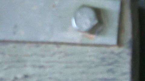 Un soldado ucraniano se muestra sonriente al interior de un tanque de guerra.