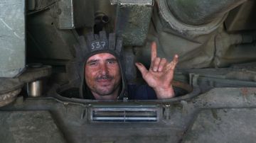 Un soldado ucraniano se muestra sonriente al interior de un tanque de guerra.