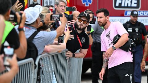 Lionel Messi junto a fanáticos del Inter Miami.