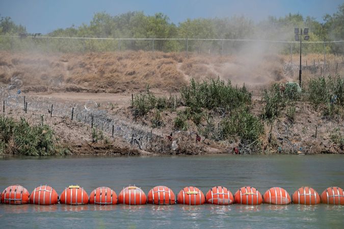 Esta es una barrera flotante para disuadir a los migrantes de cruzar el Gran Río hacia los Estados Unidos a través de Eagle Pass, Texas.