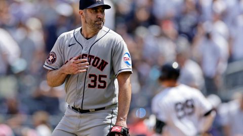 Justin Verlander durante su salida del sábado contra los Yankees tras dominar a Aaron Judge (99) en el quinto inning.