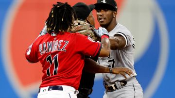 José Ramírez y Tim Anderson pelean durante un encuentro entre Chicago White Sox y Cleveland Guardians.
