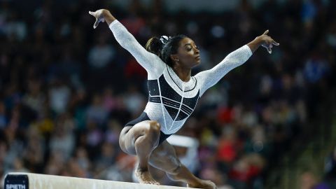 Simone Biles en la viga de equilibrio durante el 39 US Classic de gimnasia cerca de Chicago