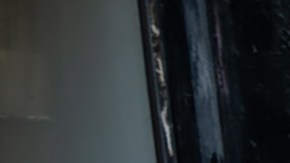 Decenas de inmigrantes recién llegados al campamento de la ciudad de Nueva York fuera del Hotel Roosevelt.