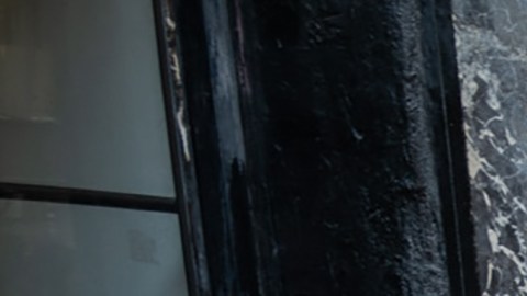 Decenas de inmigrantes recién llegados al campamento de la ciudad de Nueva York fuera del Hotel Roosevelt.