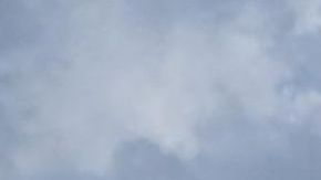 Un vehículo de la policía patrulla cerca de la embajada de EEUU en Puerto Príncipe tras la liberación de la enfermera estadounidense Alix Dorsainvil.