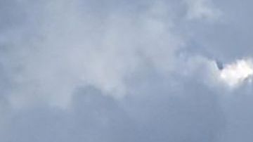 Un vehículo de la policía patrulla cerca de la embajada de EEUU en Puerto Príncipe tras la liberación de la enfermera estadounidense Alix Dorsainvil.